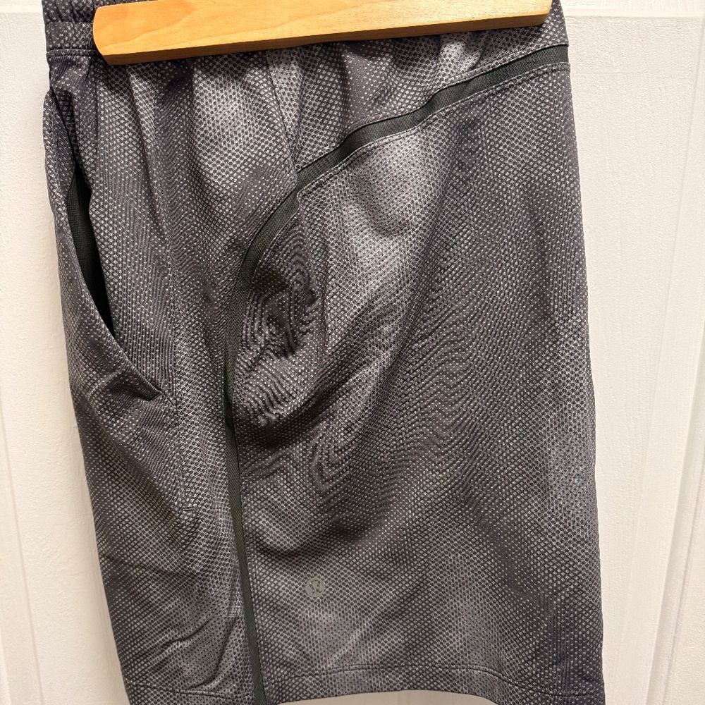 Like New- Lululemon Pace Breaker 7” Shorts - Linerless